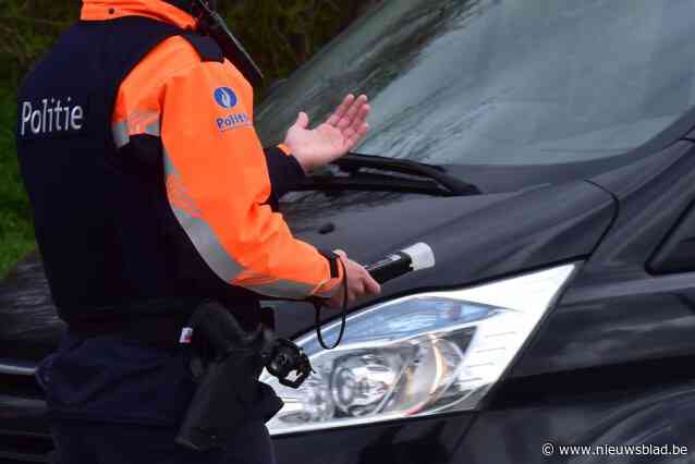 Bestuurder die dronken achter stuur zit, weigert alle testen tijdens grote controle van politie