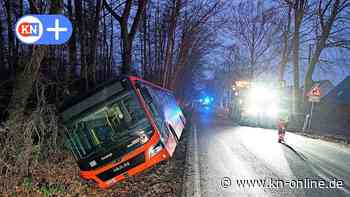 Kaltenkirchen: Linienbus landet in Straßengraben