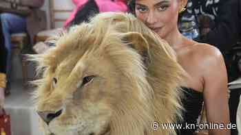 Paris: Kylie Jenner trägt bei Schiaparelli-Show einen Löwenkopf vor der Brust