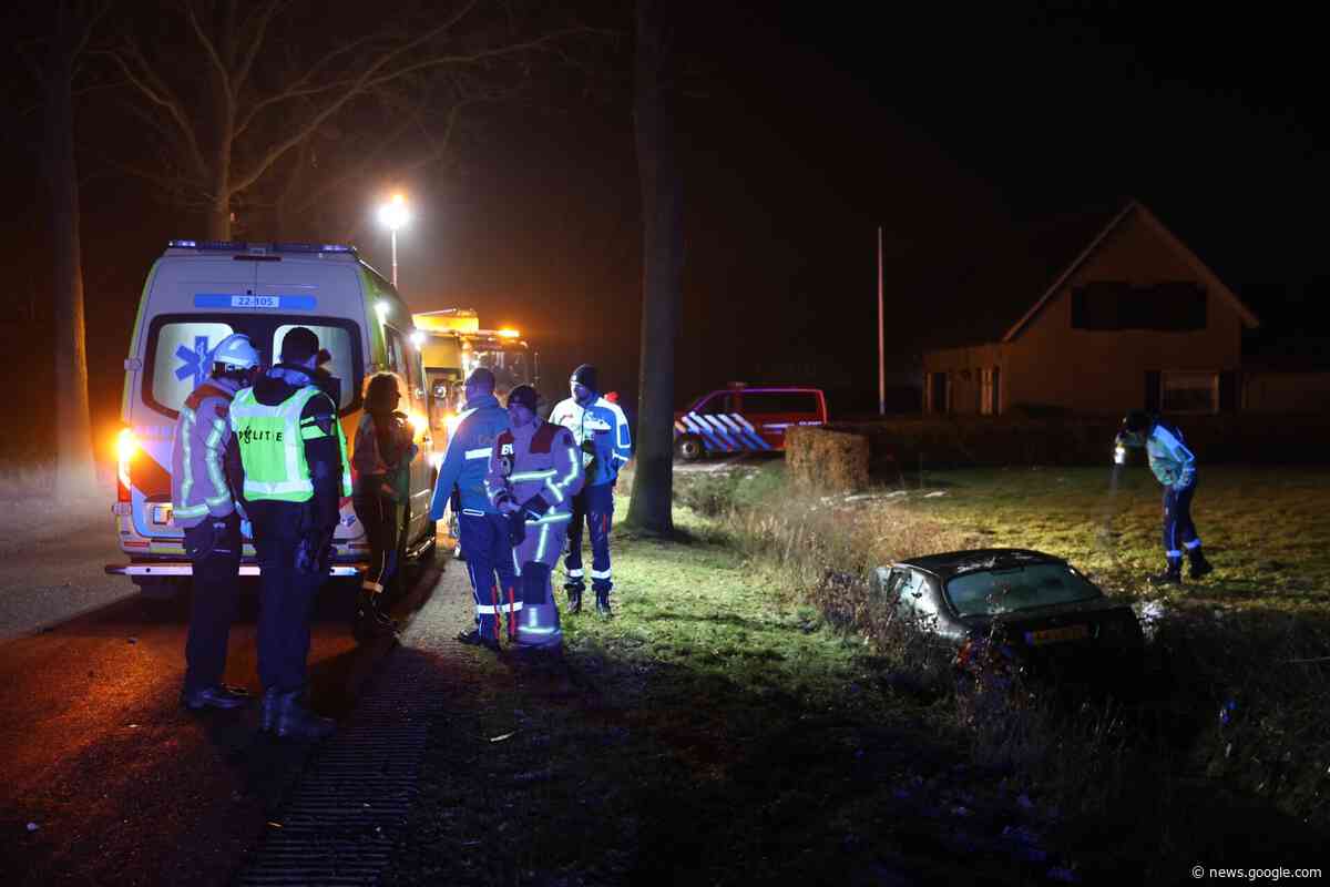 Auto belandt na botsing met boom in sloot op de Sonniuswijk - Ons Son en Breugel