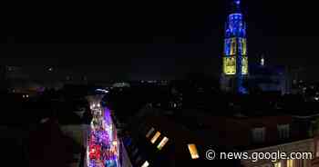 Foto van geel-blauw verlichte Grote Kerk tijdens carnaval maakt ... - BN DeStem