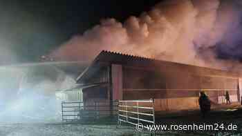 Großalarm in Gstadt am Chiemsee: Stallung in Flammen