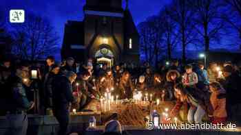 Nach Messerattacke im Zug: 500 Menschen gedenken der Opfer in Brokstedt