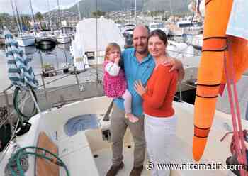Ce couple et son enfant habitent à l’année sur leur bateau dans un port du Var