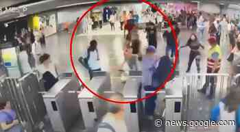 Revelan nuevos videos de violenta pelea de jóvenes en el metro ... - CHV Noticias