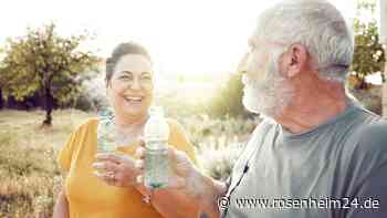 Gesund altern: Flüssigkeitszufuhr und Trinkmenge sind entscheidend
