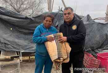 Elementos de FGE entregan ropa de invierno a migrantes en ... - El Siglo de Torreón