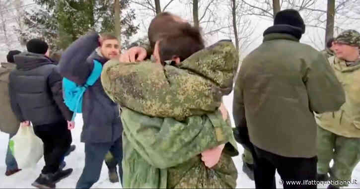Ucraina, 63 prigionieri catturati fanno ritorno in Russia: il video del rilascio e la gioia dei militari di Mosca