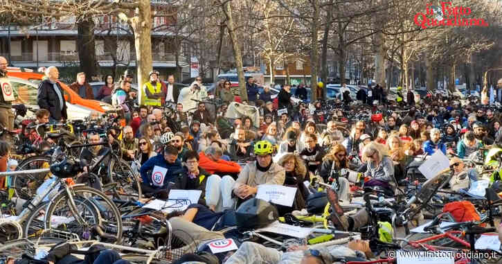 Incidenti in bicicletta, la manifestazione dopo la morte di Veronica a Milano. “Vogliamo il limite di 30 all’ora e zone pedonali davanti alle scuole”