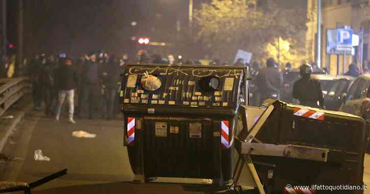 Cospito, tensione al corteo degli anarchici a Roma: lancio di bottiglie contro la polizia. Fermati alcuni manifestanti