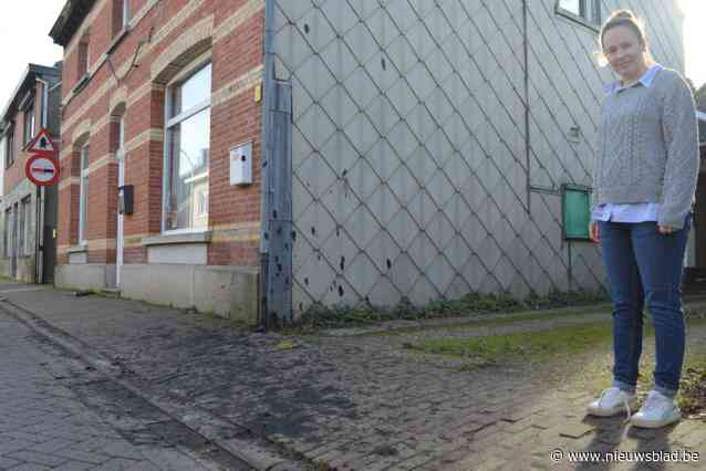 Halle-Dorp al enkele keren ondergespetterd met vuil slib uit Antitankgracht Schilde
