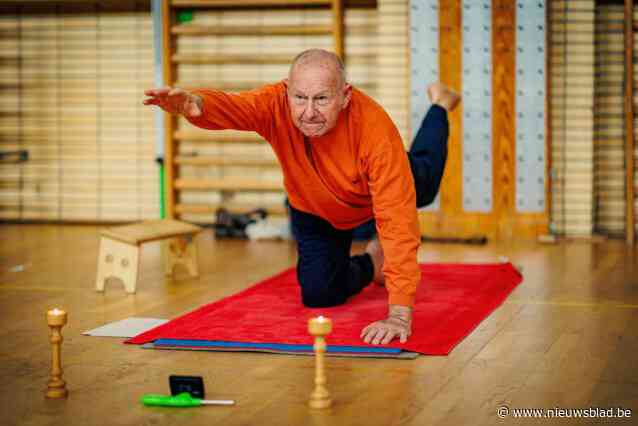 René is 80 jaar én nog gepassioneerd yogaleraar: “Ik doe alle houdingen nog vlotjes voor”