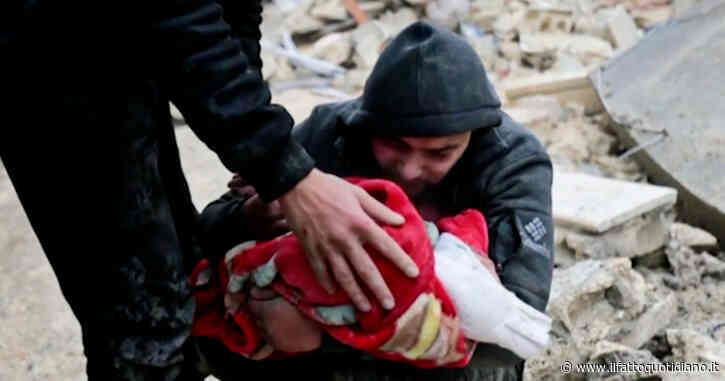 Terremoto in Siria, la disperazione dei sopravvissuti tra le macerie della città di Jindayris