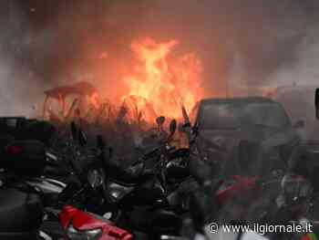 Guerriglia a Napoli, caos e scontri con gli ultrà dell'Eintracht: in fiamme auto della polizia
