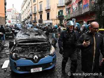 Guerriglia a Napoli, scontri con gli ultrà dell'Eintracht: in fiamme auto della polizia