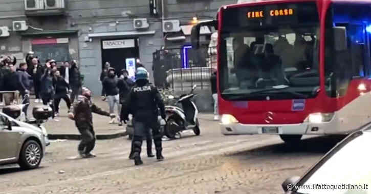 Napoli-Eintracht, tifosi napoletani lanciano sassi agli autobus su cui viaggiano gli ultras tedeschi – Video