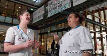 Joske (29) en Laura (50) voeren vandaag actie in Deventer Ziekenhuis: ‘Ons salaris moet omhoog’