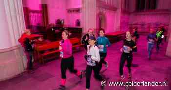 Rennen door De Bastei en een roze Stevenskerk tijdens de Stadscross: ‘Hoop dat we onderweg een adempauze hebben