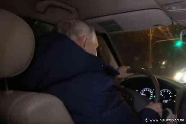 Opmerkelijk beeld: Poetin bestuurt zelf Toyota tijdens bezoek aan Oekraïense Marioepol