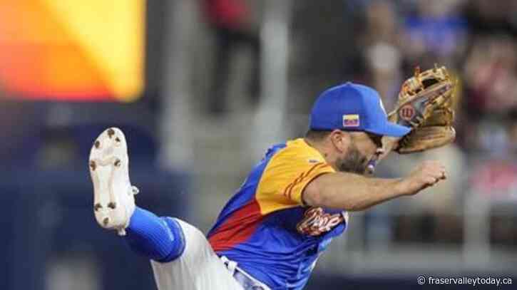Astros’ Jose Altuve has broken right thumb, needs surgery