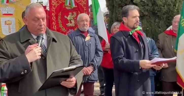 Via Almirante a Grosseto, alla cerimonia per i martiri dei fascisti i partecipanti voltano le spalle al sindaco e cantano “Bella ciao”