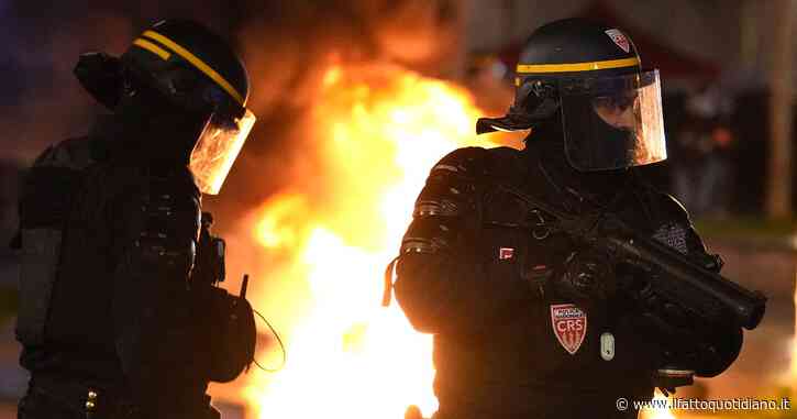 Francia, scontri tra manifestanti e polizia: 123 agenti feriti, 80 fermi. Più di 1 milione in piazza contro la riforma delle pensioni