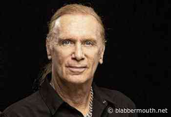 BILLY SHEEHAN On Artists Using Backing Tracks During Live Shows: 'I'm Very, Very Much Against Faking It'