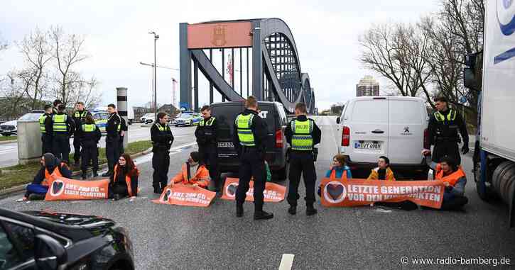 Aktivisten blockieren Verkehr auf Elbbrücken stadteinwärts