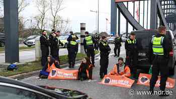 Aktivisten der "Letzten Generation" blockieren Elbbrücken in Hamburg