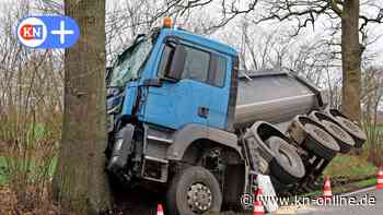 Stuvenborn: Lkw fährt gegen Baum und verliert tonnenweise Kies