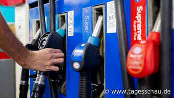 Benzinpreis steigt vor Ostern, Diesel erneut günstiger