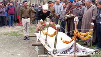 Kulgam: Muslims and Hindu perform last rites of a CISF constable together