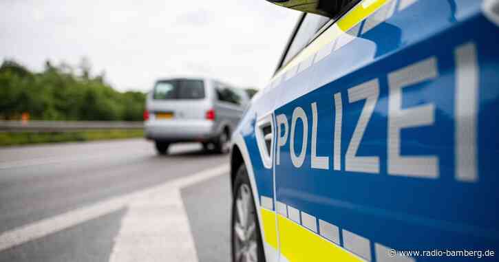 Handbremse nicht angezogen: Auto rollt auf Bundesstraße