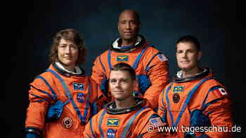 Drei Männer und eine Frau fliegen zum Mond