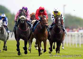 Azure Blue swoops late to grab Duke of York crown