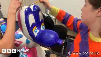 Swindon teenagers get painting for balloon dog sculpture trail