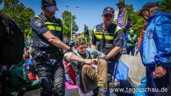 Polizei meldet mehr als 1500 Festnahmen bei Klima-Protesten in Den Haag