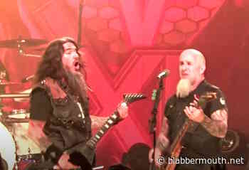 Watch: ANTHRAX Joined By MACHINE HEAD's ROBB FLYNN For 'I Am The Law' At MILWAUKEE METAL FEST