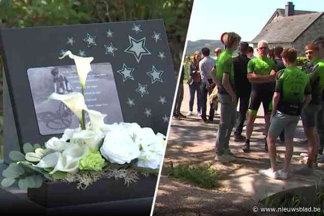 Familie en vrienden onthullen gedenksteen in Malmédy voor verongelukte wielrenner Lars (16): “Koers goed daarboven”