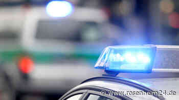 Polizei sucht Zeugen: Unbekannter fährt geparktes Auto in Neuötting an