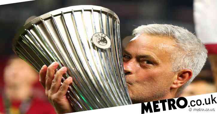 How many trophies has Jose Mourinho won as a manager?