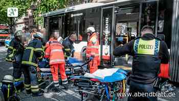Polizei Hamburg: HVV-Bus kollidiert mit Transporter: vier Fahrgäste verletzt