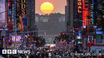 Manhattanhenge: New Yorkers gather for city spectacle