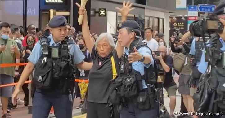 Hong Kong, polizia arresta l’attivista per la democrazia Alexandra Wong alla commemorazione per piazza Tienanmen