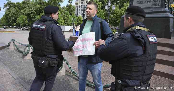 Cartelli con gli auguri e palloncini per il compleanno di Navalny: oltre 90 manifestanti arrestati in Russia