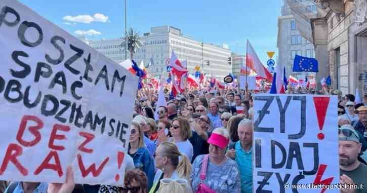 Polonia, mezzo milione in piazza contro “le menzogne del governo corrotto”: è il numero più alto dalla fine del comunismo