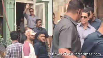 Akshay Kumar spotted shooting near Delhi’s Jama Masjid; video of actor waving at fans surfaces on the internet
