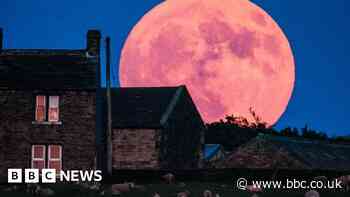 Strawberry Moon captured over England