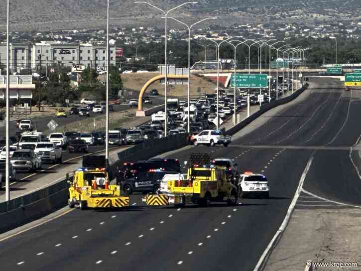 Albuquerque police investigating vehicle-vs-pedestrian crash on I-25