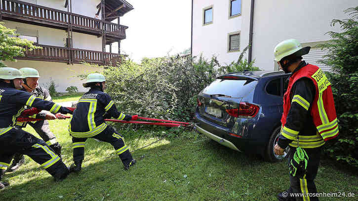 SUV durchbricht Mauer eines Wohnhauses in Bad Reichenhall - Zwei ältere Damen verletzt